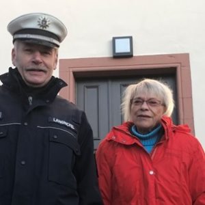 Kristina Paulenz mit Ortspolizist vor dem Schlosseingang
