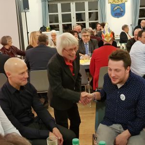 Kristina Paulenz grtauliert einem der Preisträger des Ehrenamtspreises
